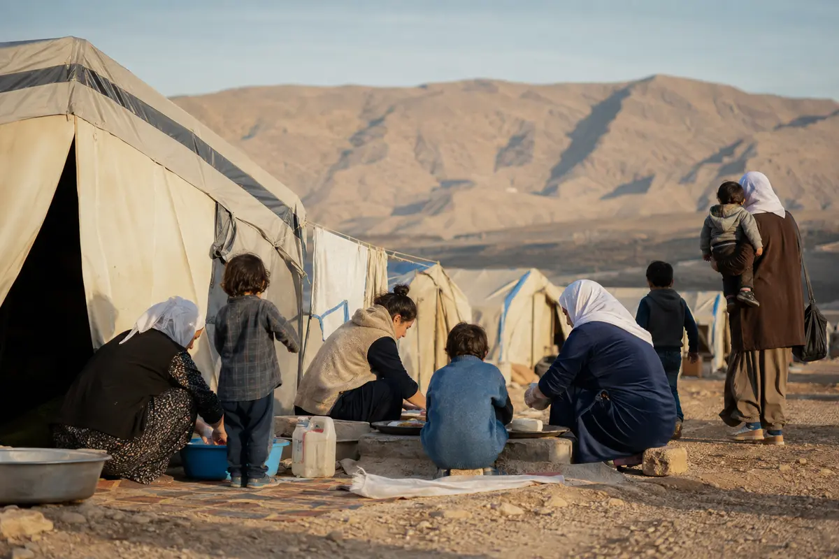 Yezidische Familien und Helfende in einem Camp im Nordirak, redaktionelles Konzeptmotiv